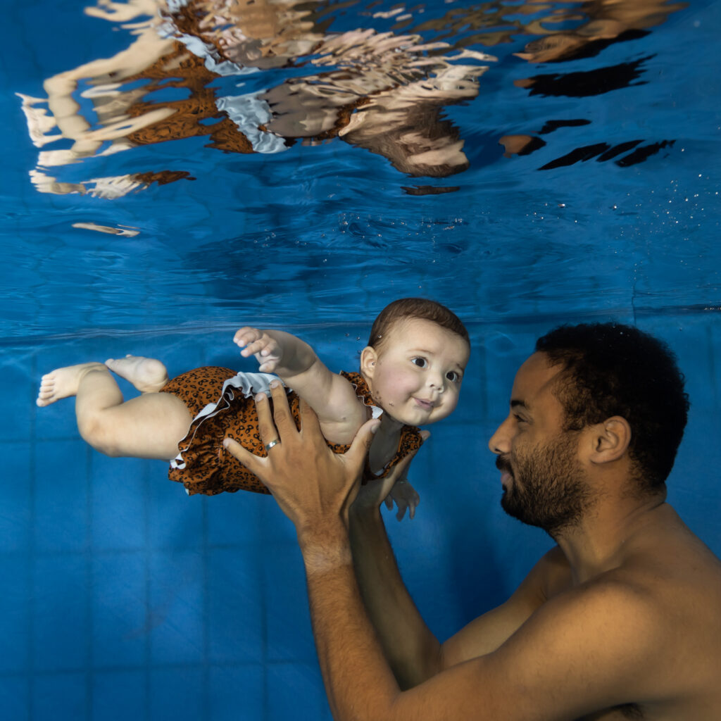 Baby met papa onderwater