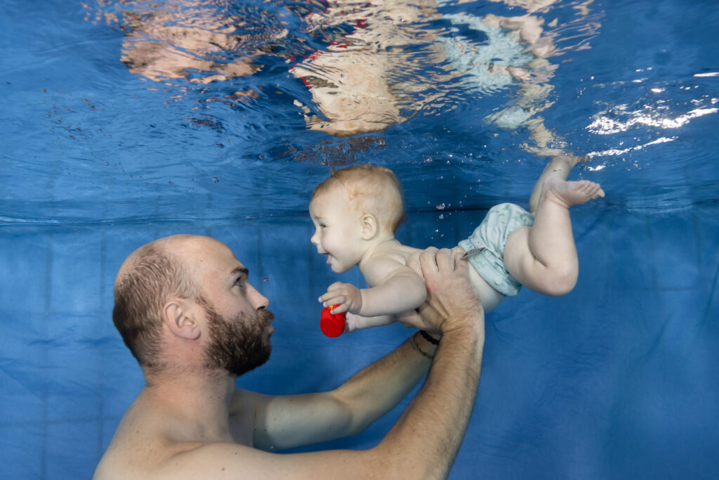 Baby met papa onderwater