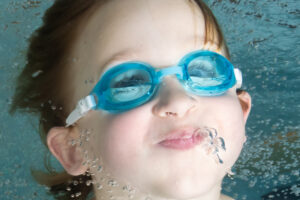Kind onderwater