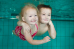 Peuter broer en zus onderwater