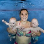 Moeder met tweeling onderwater
