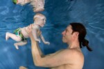 Baby met vader onderwater