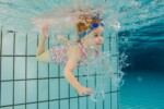Peuter onderwater
