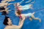 Peuter onderwater