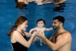 Baby met ouders onderwater