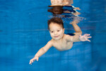 Peuter onderwater