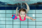 Peuter onderwater