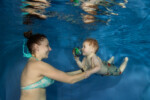 Peuter onderwater