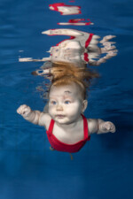 Baby onderwater
