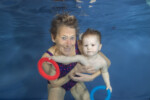 Oma met kleinkind onderwater