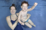 Kleuter met mamma onderwater