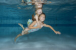Broer en zus onderwater