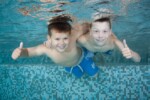 Tieners onderwater