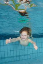 Kind onderwater
