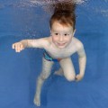 Peuter onderwater