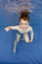 Peuter onderwater