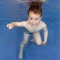 Peuter onderwater