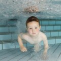 Peuter onderwater