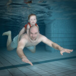 Pappa met peuter onderwater