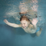 Peuter onderwater